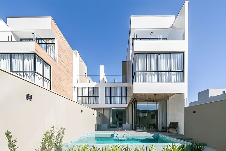 Casa Requinte | Piscina Privativa • 4 Suítes • 12 Pessoas