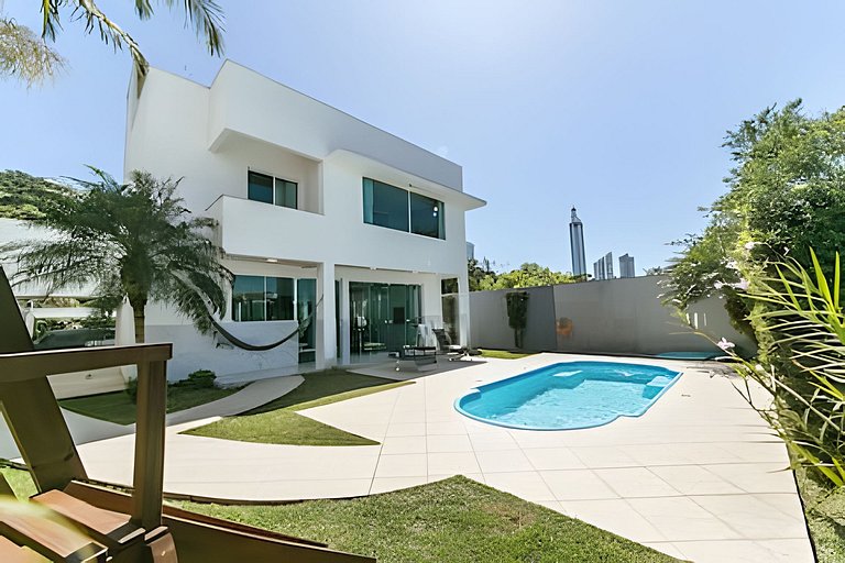 Casa com Piscina Perto do Expocentro Balneário Camboriú