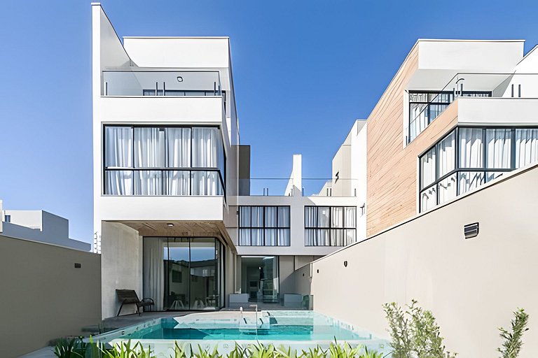 Hospedagem em BC | Casa Requinte • 4 Suítes C/Piscina Privat