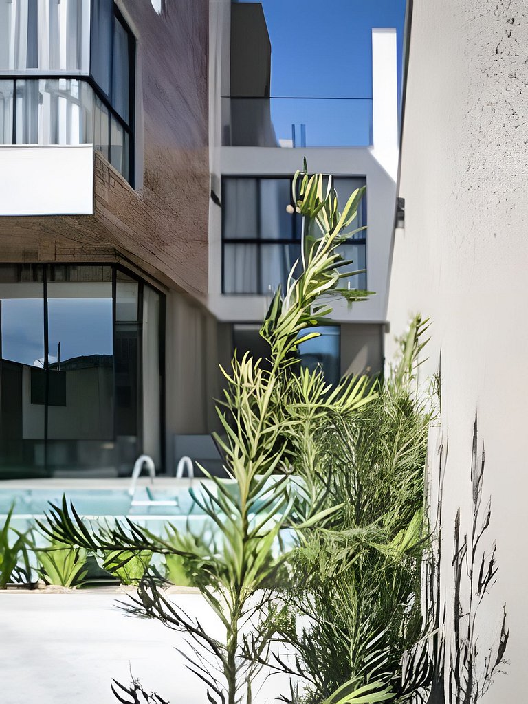 Hospedagem em BC | Casa Requinte • 4 Suítes C/Piscina Privat